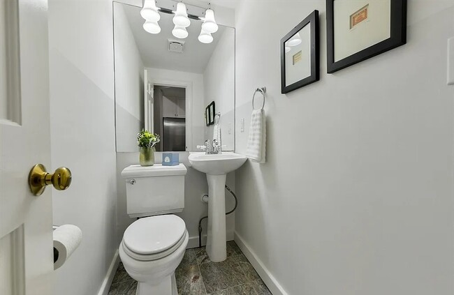 Building Photo - Elegant & Spacious Unit for Rent