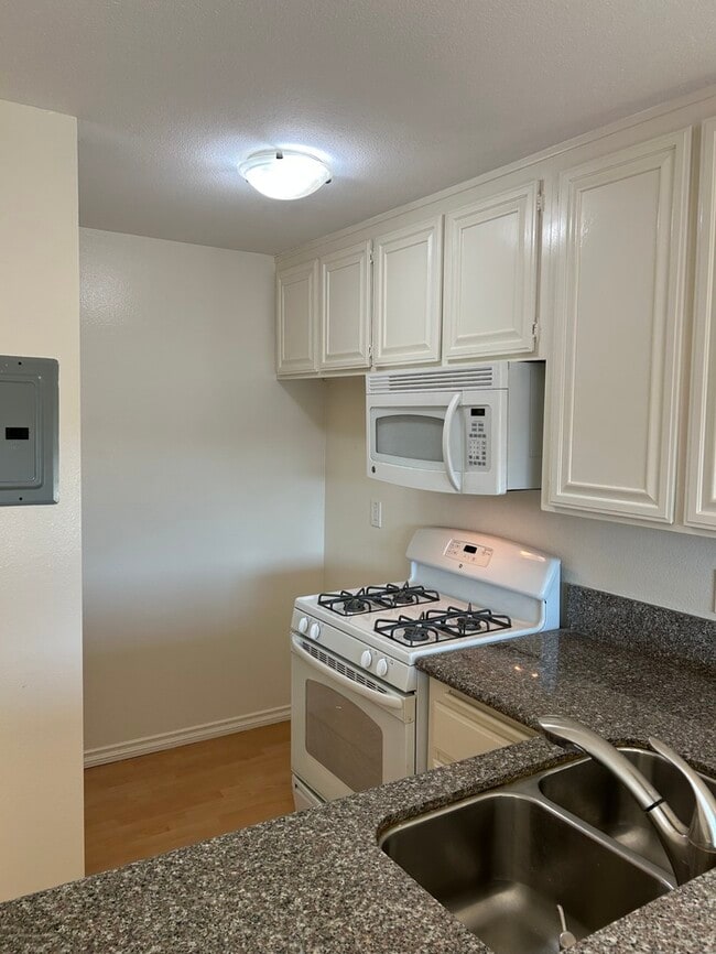 Foto del edificio - GREAT UPSTRS CONDO FOR LEASE!