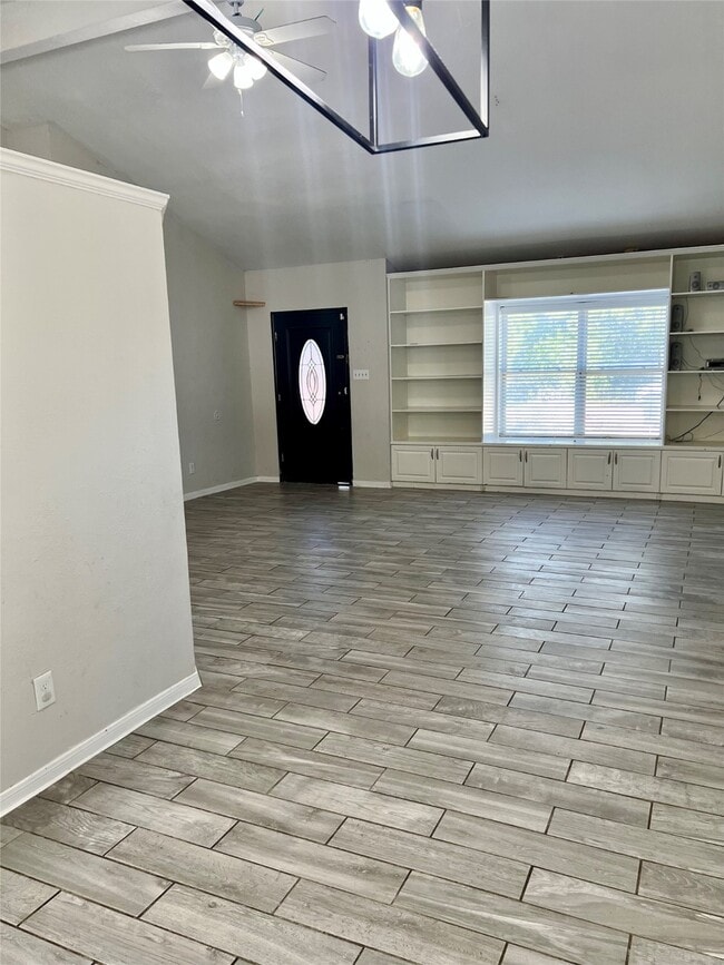 Foto del edificio - 3311 Crestmeadow Dr