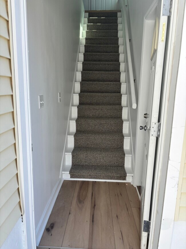 Escaleras de acceso - 1004 Heck St