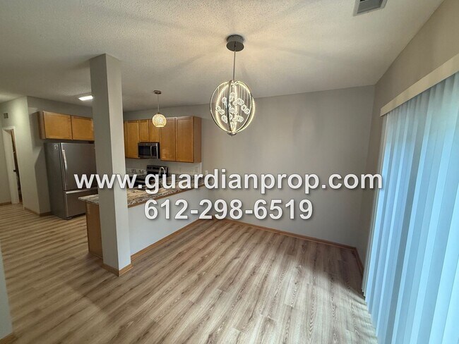 Foto del edificio - End Unit Townhouse Available Now, Loft Are...