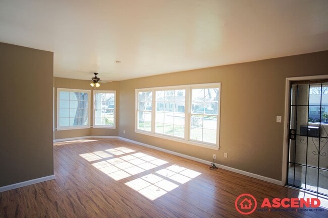 Building Photo - Cute Home Close to Downtown Bakersfield!