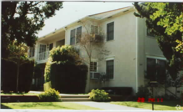 Building Photo - Dickens Court Apartments