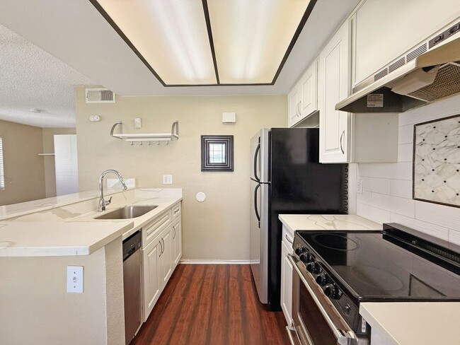 Building Photo - Spacious Studio Unit in Eastlake w/ AC!