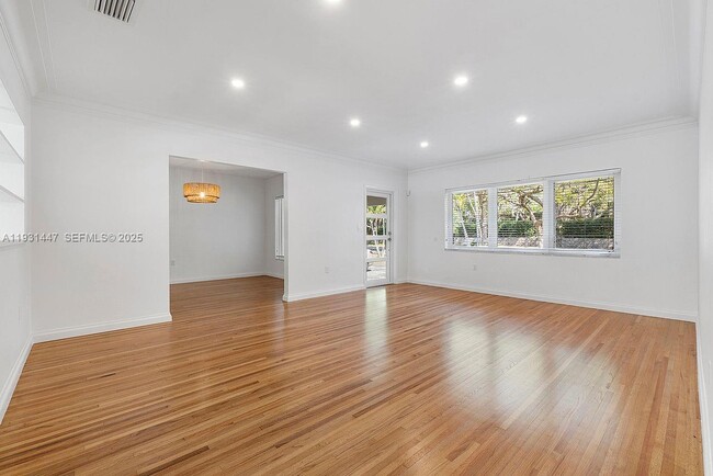 Foto del edificio - 6820 Granada Blvd