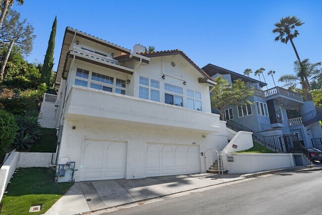 Foto del edificio - Experience Modern Luxury in this Stunning 4-Bedroom Smart Home in the Heart of 90027