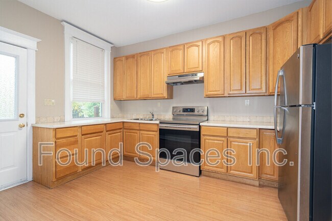 Building Photo - 26 Rosslyn Ave N