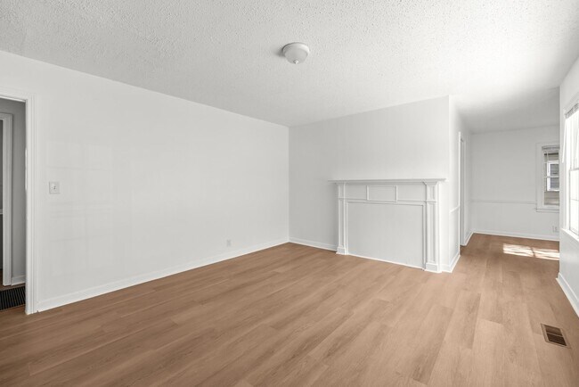 Building Photo - Fully Renovated Center Point Bungalow