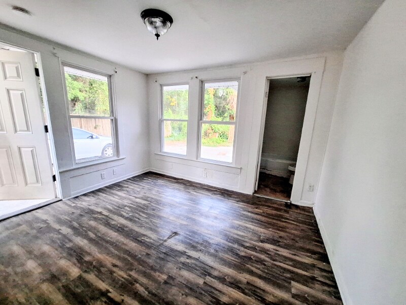 2517 19th Ave W Unit B, Bradenton, FL 34205 Room for Rent in