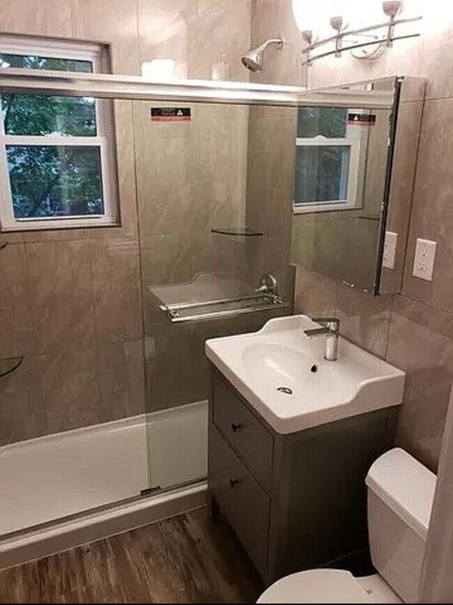 Baño con ducha - 1 Corbin Ct