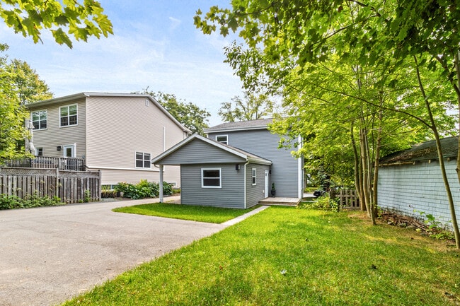 Building Photo - FIVE BEDROOM HOUSE AVAILABLE - DOWNTOWN DA...