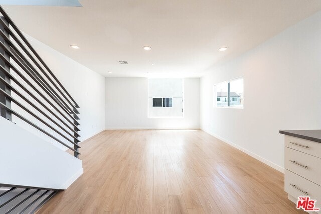 Building Photo - 758 1/2 N Ridgewood Pl