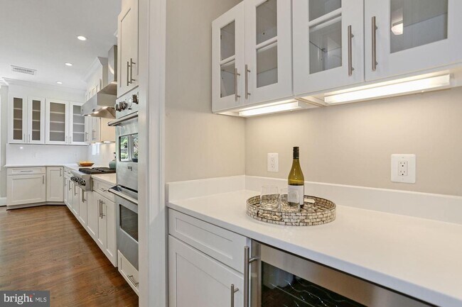 Foto del edificio - 5608 McLean Dr