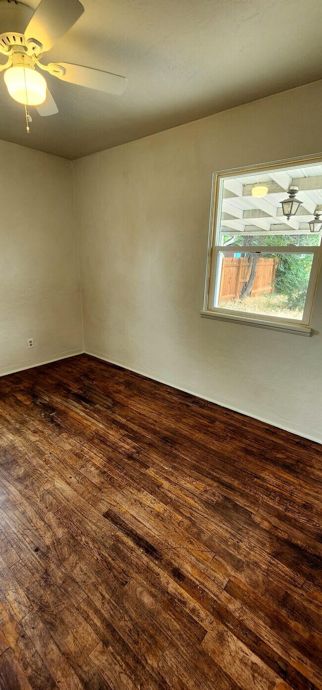 Building Photo - 1722 S Owyhee St