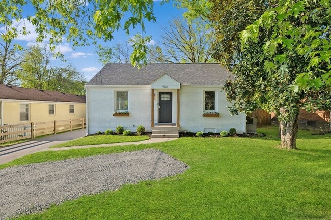 Photo - 902 Broadmoor Dr House