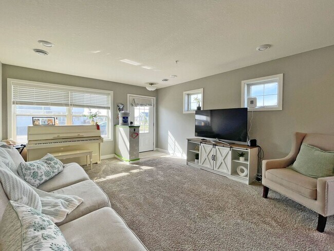 Foto del edificio - Spacious 2-Story End-Unit Townhome with Huge Bonus Room-Office is like Brand New!