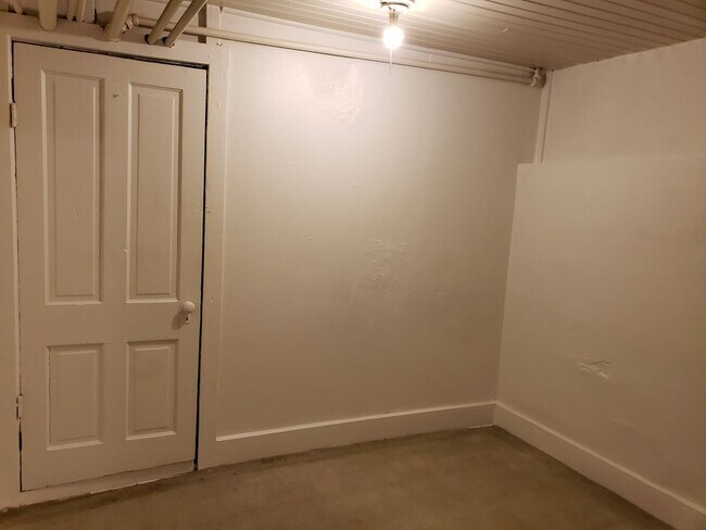 Building Photo - 746A S. 38th Street - 1 Bedroom Lower
