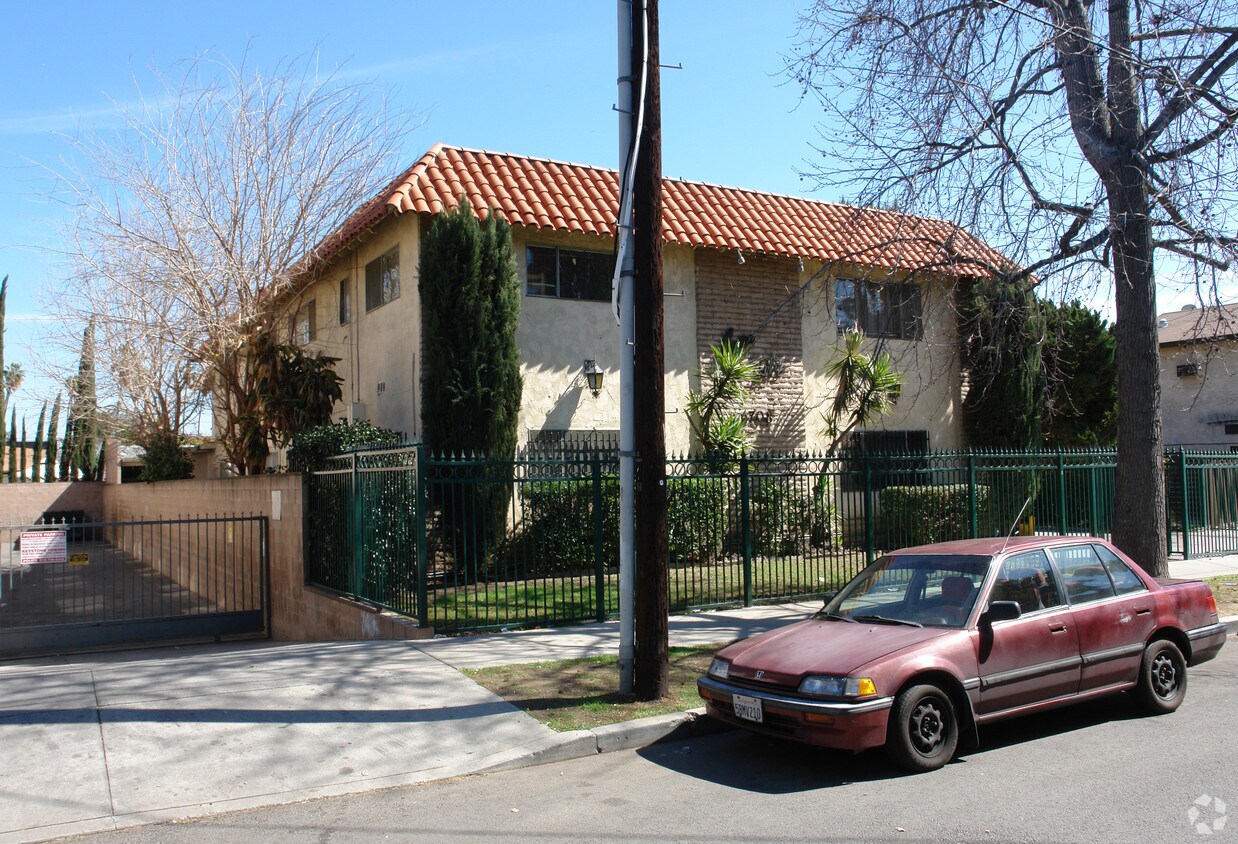 Building Photo - 6708 Sylmar Ave