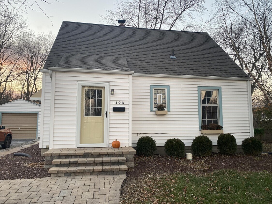 Primary Photo - 1206 Sycamore St