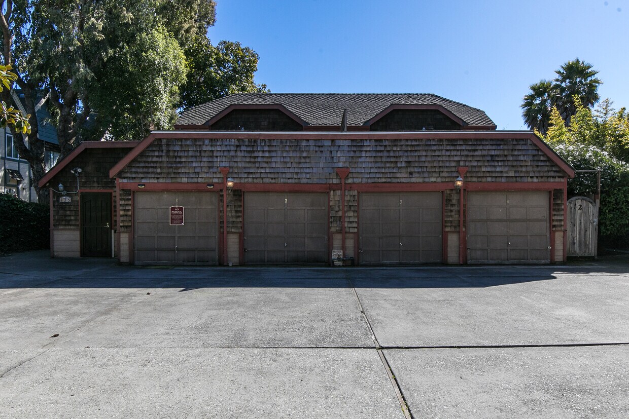 Primary Photo - 317 Spruce St