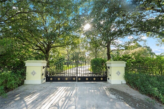 Foto del edificio - 21531 N River Rd