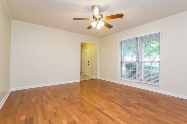 Foto del edificio - 1350 Charter Oaks Ln