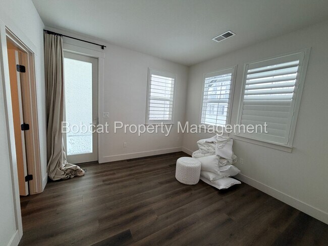 Foto del edificio - Modern Lock-and-Leave Living in the Heart of Carson City