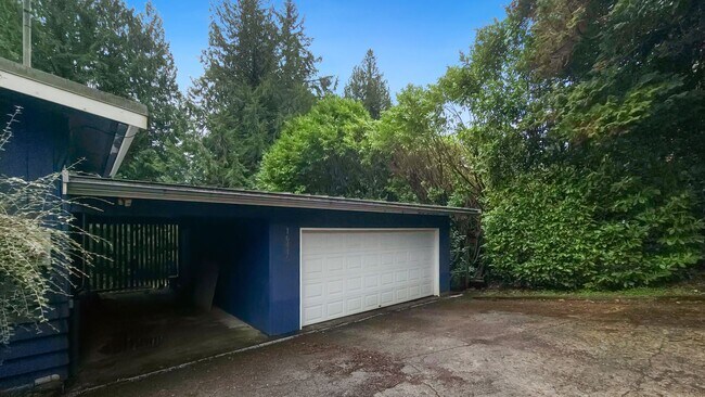 Building Photo - Beautifully Remodeled Bellevue Home in Prime Location