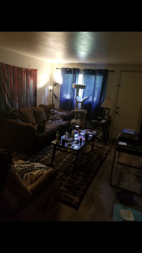 Foto del edificio - 1701 Blossom Ln