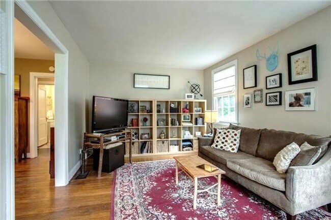Building Photo - Charming Cottage For Rent