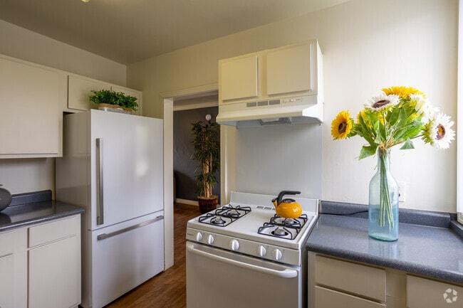 2HAB, 1BA - 830 ft² - Wyvernwood Garden Apartments