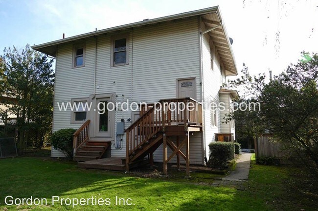 Building Photo - 3129-3135 NE Couch St