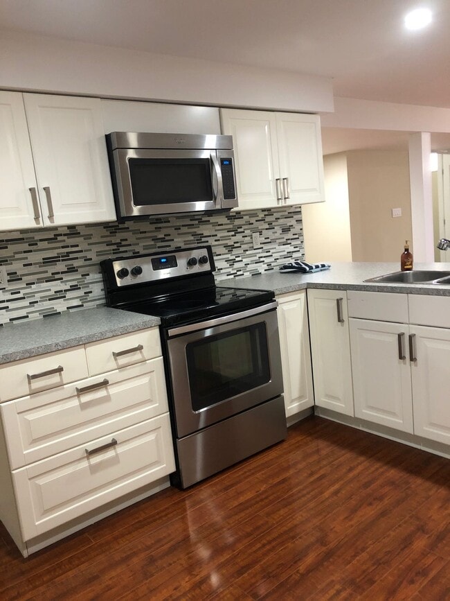 Building Photo - 1 Bed 1 Bath Unit in Edmonton, AB