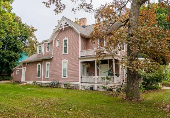 Building Photo - Historic Main Floor 2 Bed 1 Bath Heritage ...