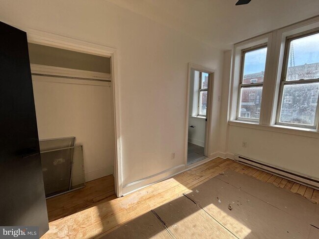 Foto del edificio - 2823 W Girard Ave