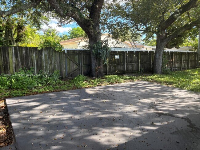 Foto del edificio - 6329 Fletcher St