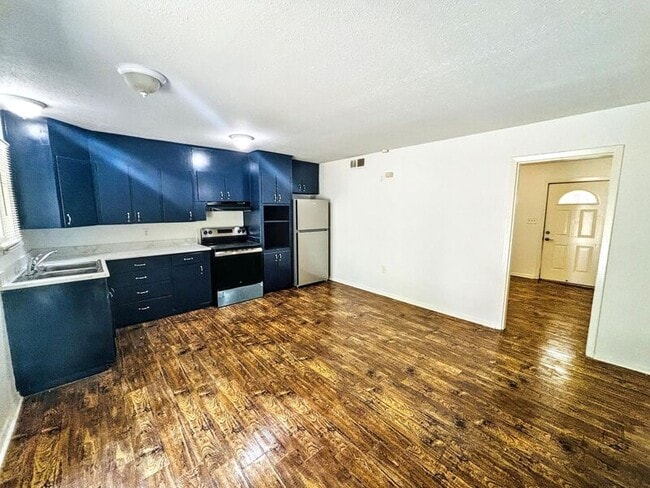 Building Photo - 1460 Woody Dr