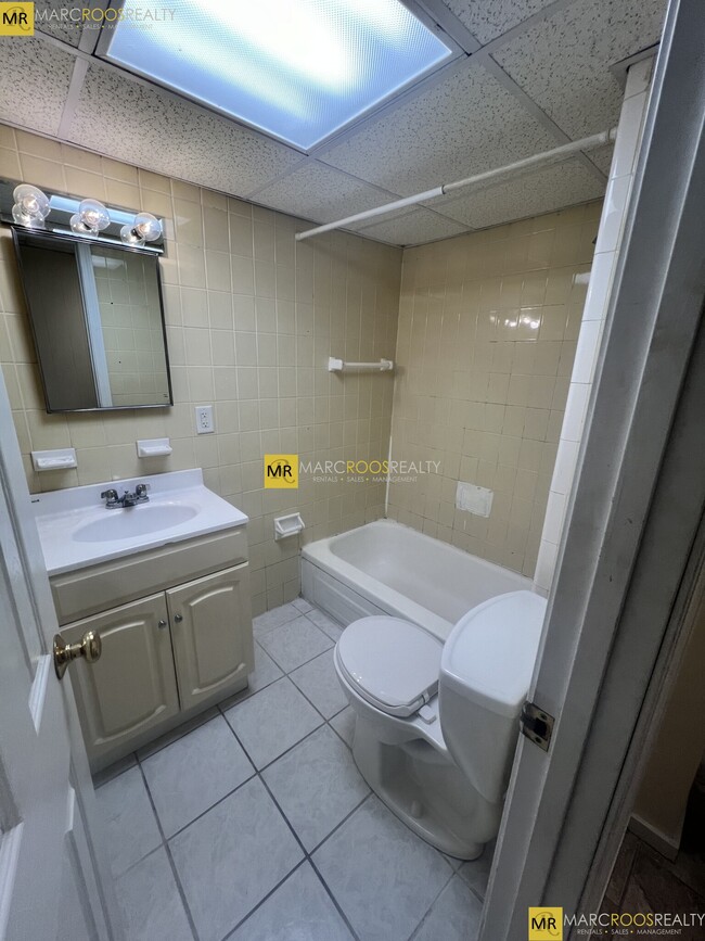 Building Photo - 16 Glenville Ave