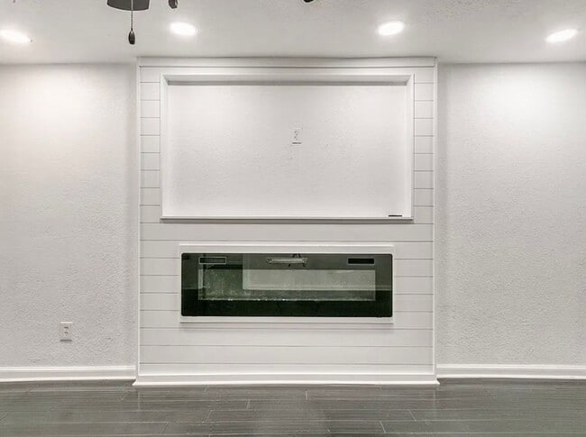 Building Photo - Fully Remolded 2bed/2bath with a Versatile...