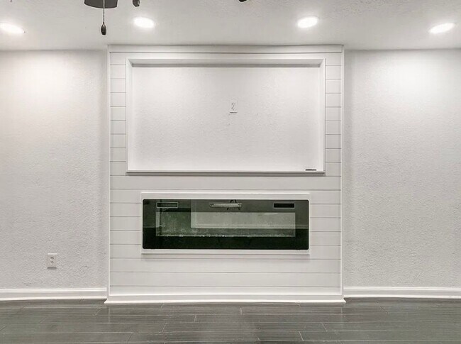 Foto del edificio - Fully Remolded 2bed/2bath with a Versatile...