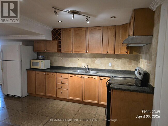 Building Photo - 84 Chasser Dr