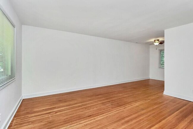 Building Photo - 2BD/1BA End Unit on Pecan Ave!