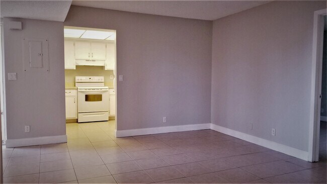 Building Photo - 1550 SE Royal Green Cir