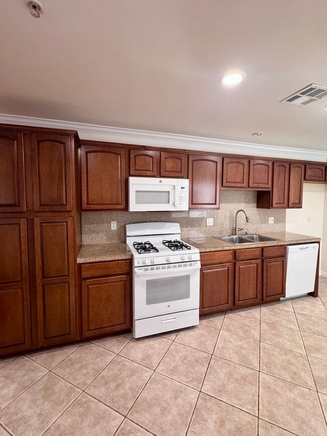 Foto del edificio - Spacious 3 bedroom condo in Van Nuys