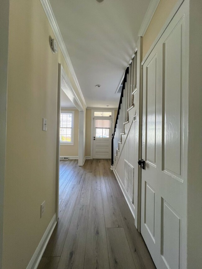 Building Photo - Great Victorian House in Historic District
