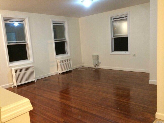 Foto del edificio - 59-21 Fresh Meadow Ln
