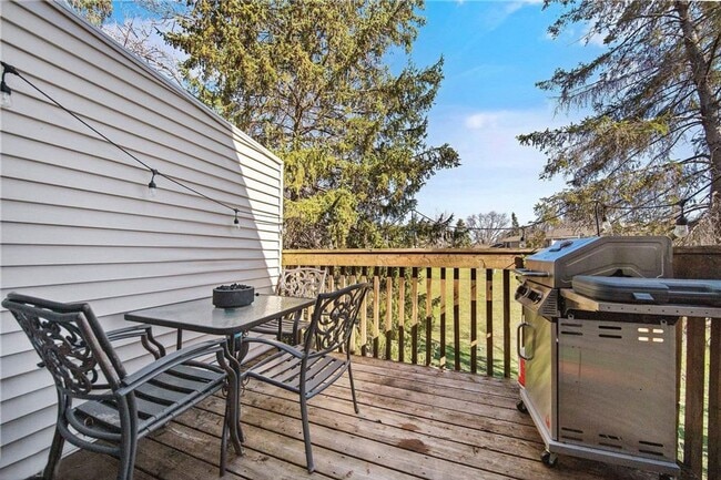 Building Photo - 3 Bedroom 2 Bath Townhome with 2 Ensuite B...