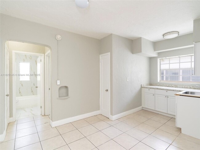 Foto del edificio - 7635 Dickens Ave