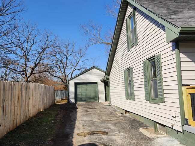 Building Photo - 1100 S Ann St