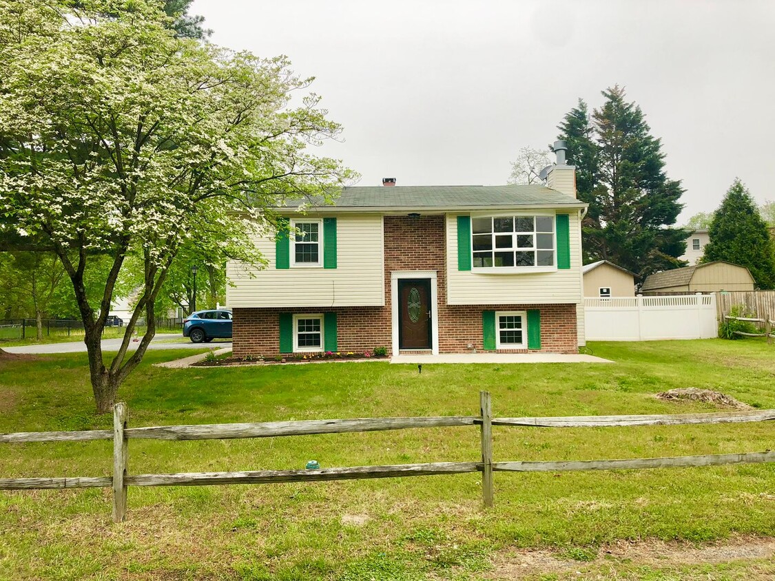 Primary Photo - Spacious 4 Bedroom Single Family Home in S...